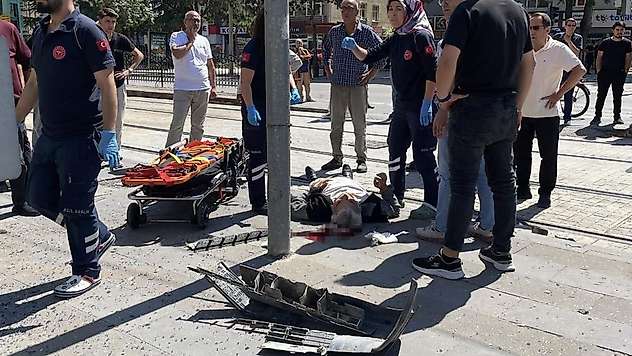 Konya'da otomobil yayaya çarpıp direğe saplandı