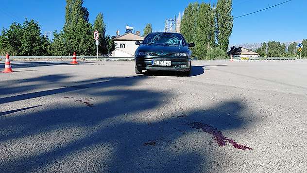 Konya'da otomobil yayaya çarptı!