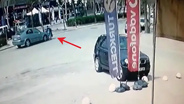 Konya'da otomobil, yolun karşısına geçen anne ve bebek arabasındaki çocuklara çarptı