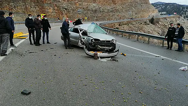 Konya'da otomobil yön levhasına çarptı: 1'i ağır 3 yaralı