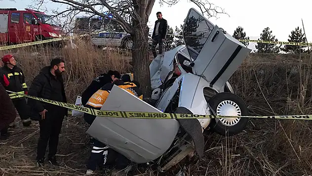 Konya'da otomobilin ağaca çarptığı kazada aynı aileden 3 kişi öldü, 2 kişi yaralandı
