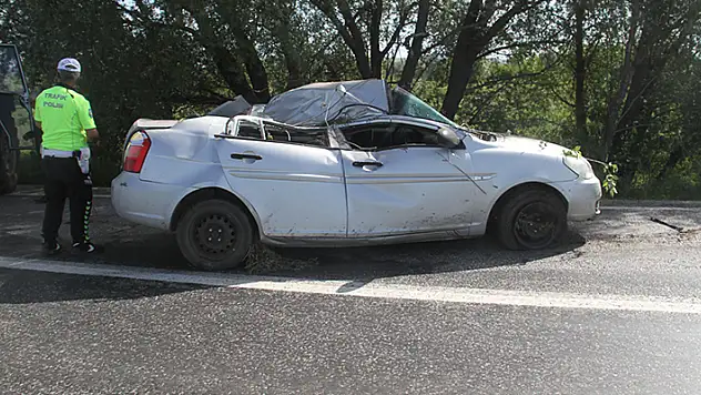 Konya'da otomobilin ağaca çarptığı kazada 2 kişi yaralandı
