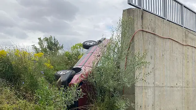 Konya'da otomobilin alt geçitte devrildiği kazada 3 kişi yaralandı
