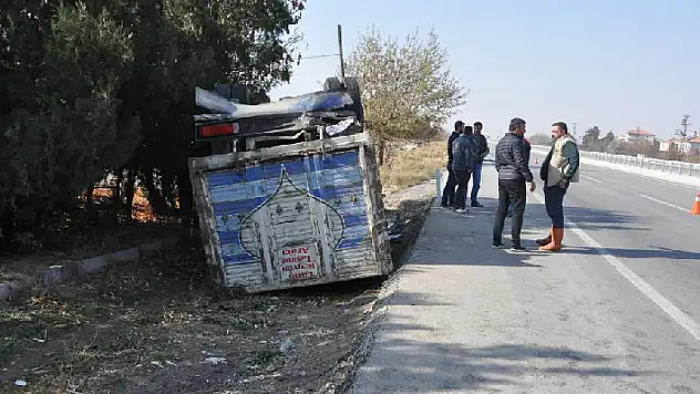 Konya'da otomobilin arkadan çarptığı kamyonet devrildi: 2 yaralı
