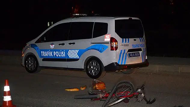 Konya'da otomobilin çarpıp kaçtığı bisiklet sürücüsü öldü ekmekleri etrafa saçıldı

