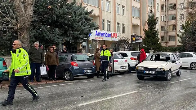 Konya'da otomobilin çarptığı çocuk yaralandı 
