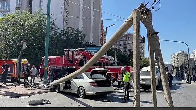 Konya'da otomobilin çarptığı direk, tramvay hattının tellerine devrildi: 1 yaralı