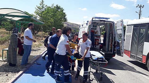 Konya'da otomobilin çarptığı genç hastanelik oldu