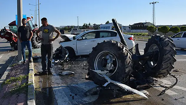 Konya'da otomobilin çarptığı traktör iki parçaya bölündü: 3 yaralı

