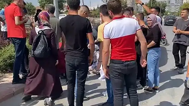 Konya'da otomobilin çarptığı yaralıya ilk müdahaleyi sağlık ocağındaki doktor yaptı
