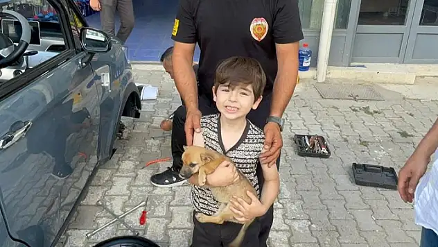 Konya'da otomobilin motor kısmına giren yavru köpeği itfaiye kurtardı
