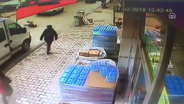 Konya'da otomobilin öğrenciye çarpması güvenlik kamerasında
