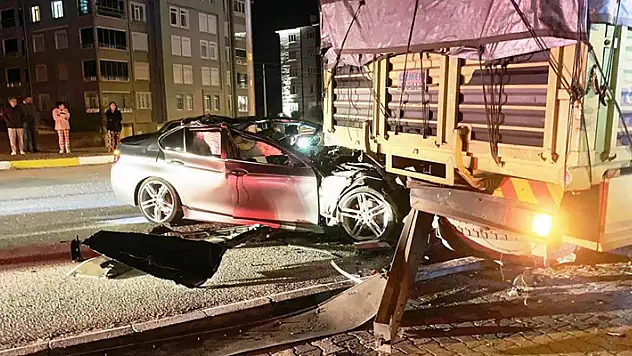 Konya'da otomobilin park halindeki kamyona çarptığı kazada 2 kişi yaralandı
