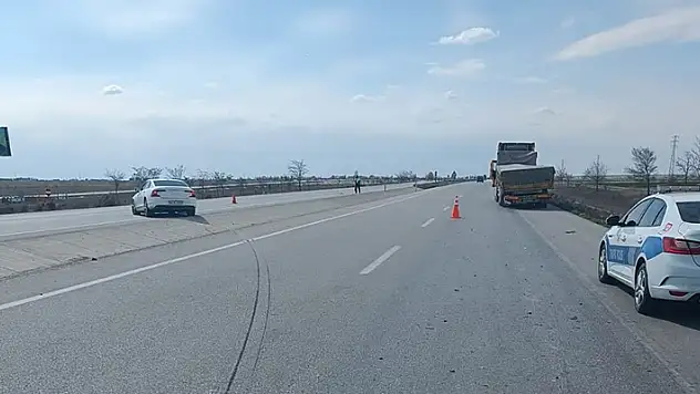 Konya'da otomobilin tıra arkadan çarptığı kazada 2kişi yaralandı
