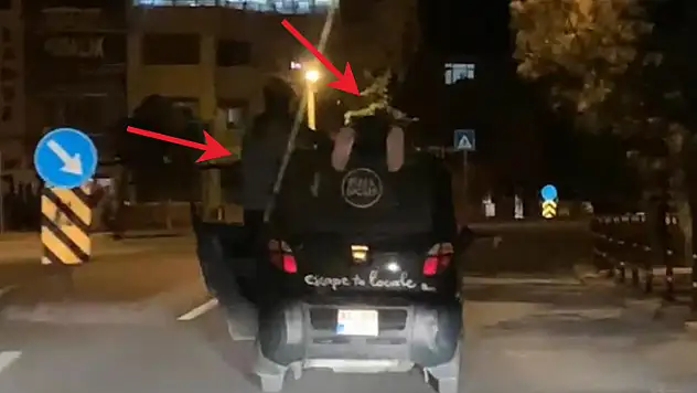 Konya'da otomobilin üstünde tehlikeli yolculuk! O anlar  kamerada
