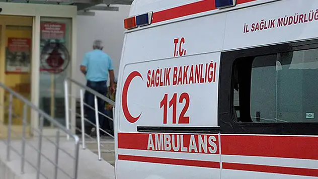 Konya'da otomobilin yayaya ve ağaca çarpması 3 kişi yaralandı
