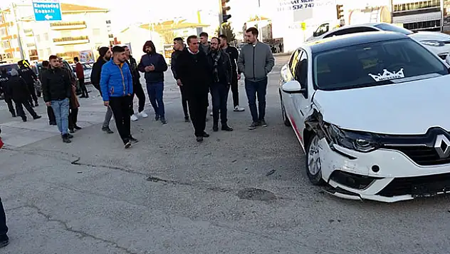 Konya'da otomobille hafif ticari araç çarpıştı
