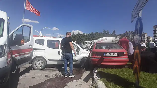 Konya'da otomobille hafif ticari araç çarpıştı: 3 yaralı

