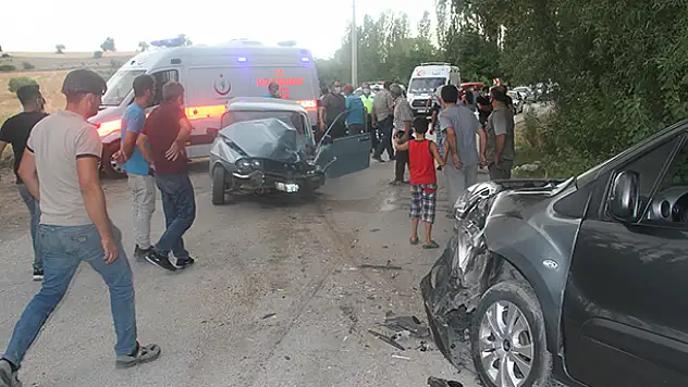 Konya'da otomobille hafif ticari araç çarpıştı: 3 yaralı