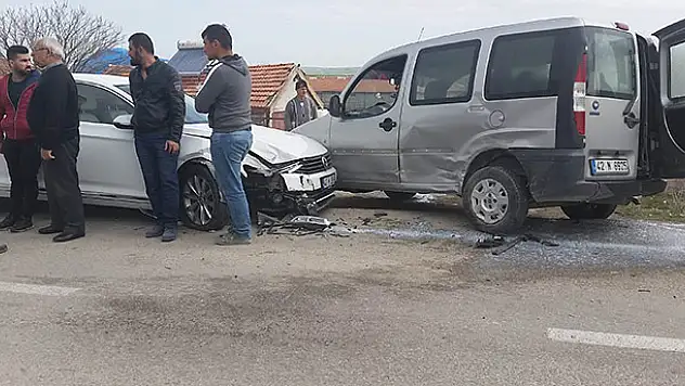 Konya'da otomobille hafif ticari araç çarpıştı: 3 yaralı