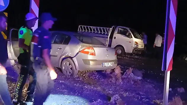 Konya'da otomobille kamyonetin çarpışması sonucu 1 kişi öldü, 7 kişi yaralandı
