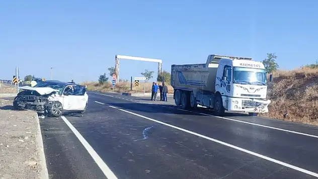 Konya'da otomobille kamyonun çarpıştığı kazada 4 kişi yaralandı 
