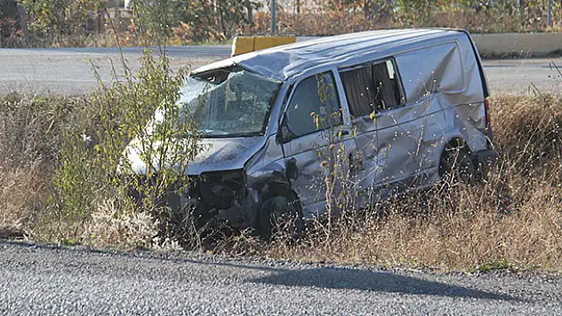 Konya'da otomobille minibüs çarpıştı: 1 ölü, 3 yaralı
