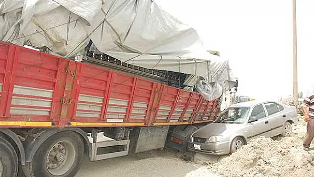 Konya'da otomobille tır çarpıştı: 2 yaralı