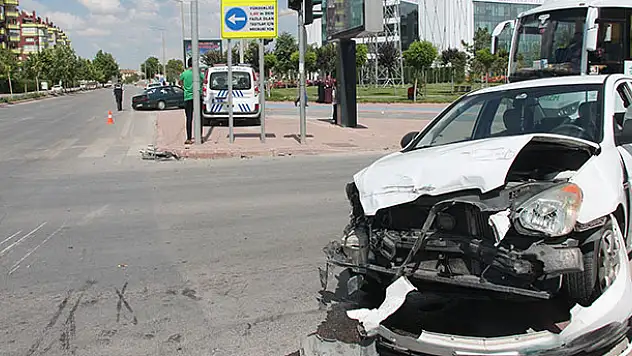 Konya'da otomobiller çarpıştı, altında kalan genç kız hayatını kaybetti