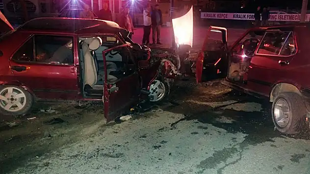 Konya'da otomobiller kafa kafaya çarpıştı: 2 ölü, 2 yaralı