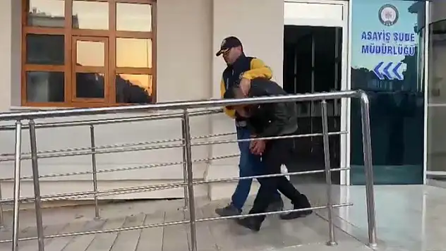 Konya'da otomobillerden mont, para ve anahtar takımı çalan hırsızı yakalandı
