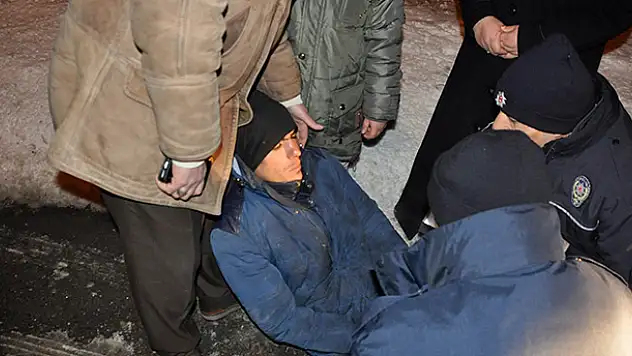Konya'da otostop çeken epilepsi hastası donmaktan son anda kurtuldu