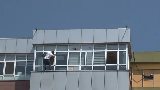 Konya'da özel hastanenin son kat penceresine 'Tarzan' gibi tırmanan kişi, intihar girişiminde bulundu
