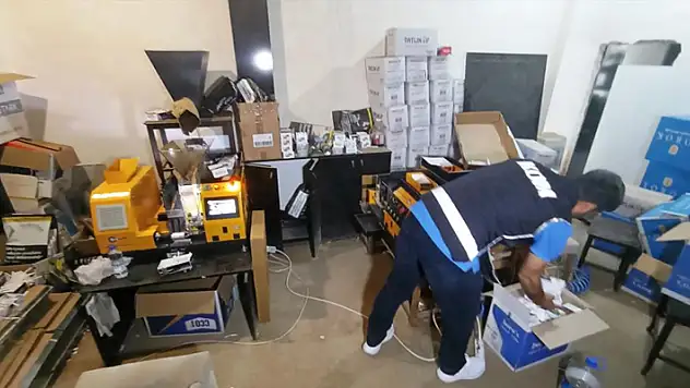 Konya'da özel kilit sistemli duvar ardındaki odalarda 3 milyonluk kaçak sigara ele geçirildi