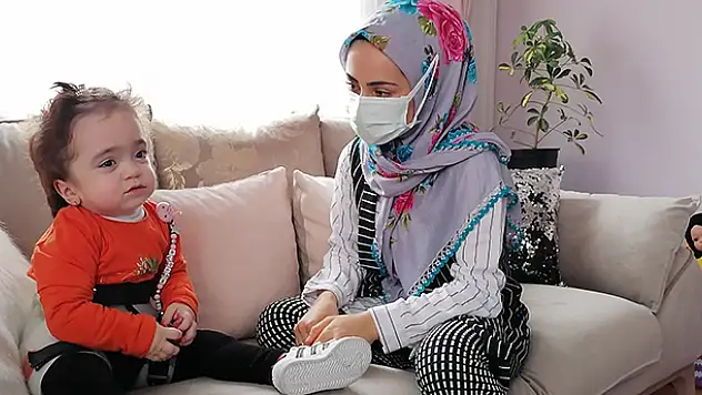 Konya'da Özşen çifti, enzim hastası kızlarının tedavi için yardım eli bekliyor