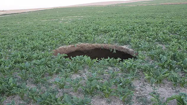 Konya'da pancar tarlasında 4 metre çapında 50 metre derinliğinde obruk oluştu