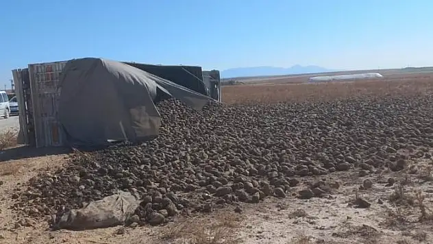 Konya'da pancar yüklü kamyon devrildi: 1 yaralı
