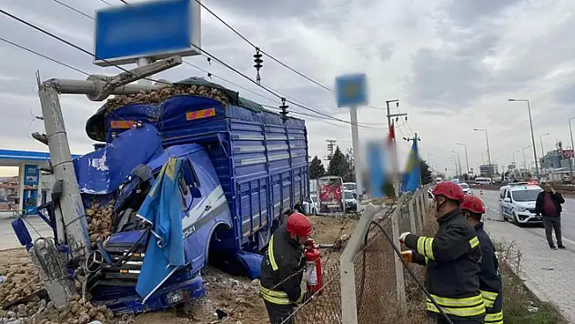 Konya'da pancar yüklü kamyon ile kamyonet çarpıştı: 2 yaralı
