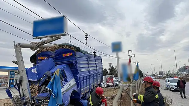 Konya'da pancar yüklü kamyon ile kamyonetin çarpıştığı kazada 2 kişi yaralandı
