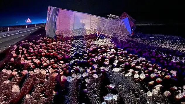 Konya'da pancar yüklü tır devrildi: 1 yaralı