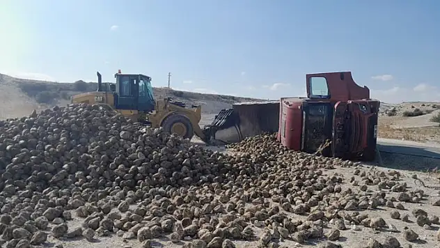 Konya'da pancar yüklü tır devrildi: 2 yaralı
