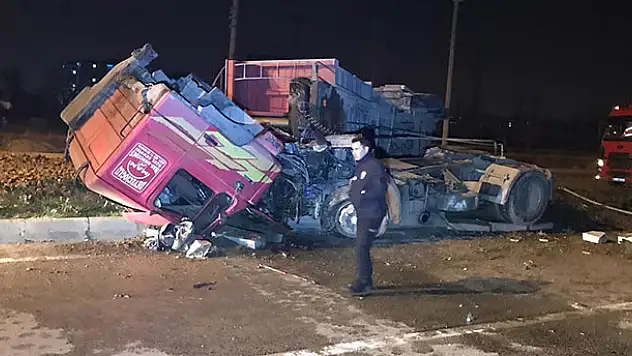 Konya'da pancar yüklü tır devrildi