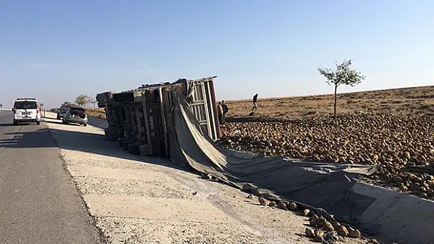 Konya'da pancar yüklü tır devrildi! Sürücü yaralandı