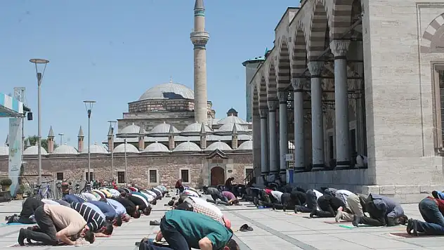 Konya'da pandemi gölgesinde Ramazan ayının son cuma namazı kılındı
