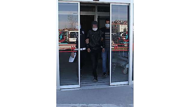 Konya'da park halindeki 8 aracın camını bordür taşıyla kıran şüpheli yakalandı