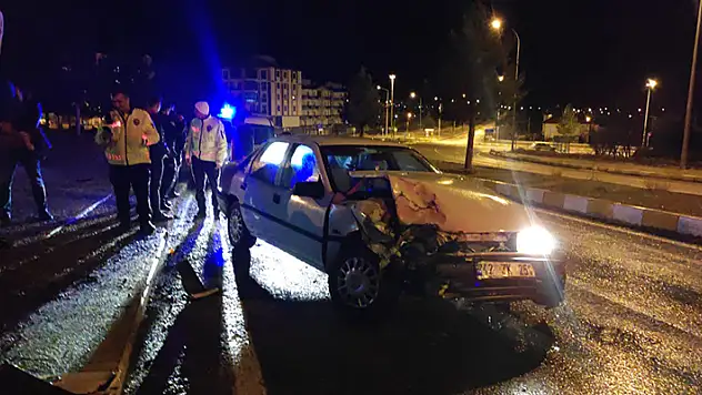 Konya'da park halindeki araca çarpan otomobildeki iki kişi yaralandı
