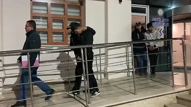 Konya'da park halindeki araçtan ses sistemi çalan 2 şüpheli tutuklandı
