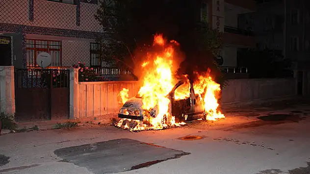 Konya'da park halindeki hafif ticari araç yandı
