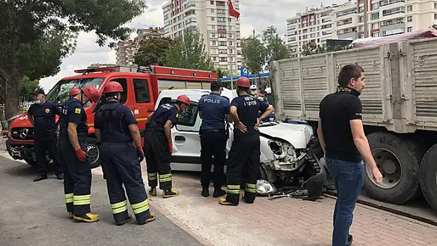 Konya'da park halindeki kamyona çarpan kamyonet sürücüsü öldü
