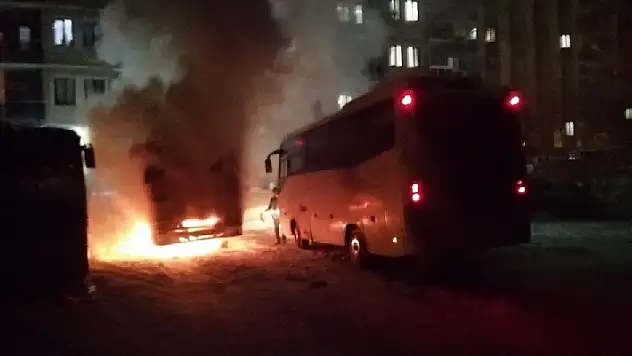 Konya'da park halindeki midibüs alev alev yandı
